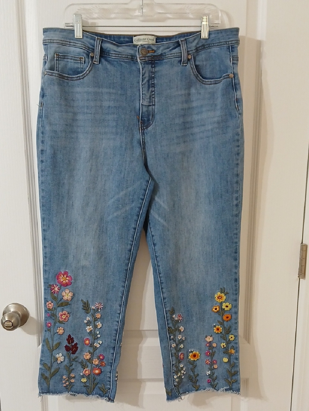 Coldwater Creek Light Blue Cropped Jeans with Multicolor Floral Embroidery